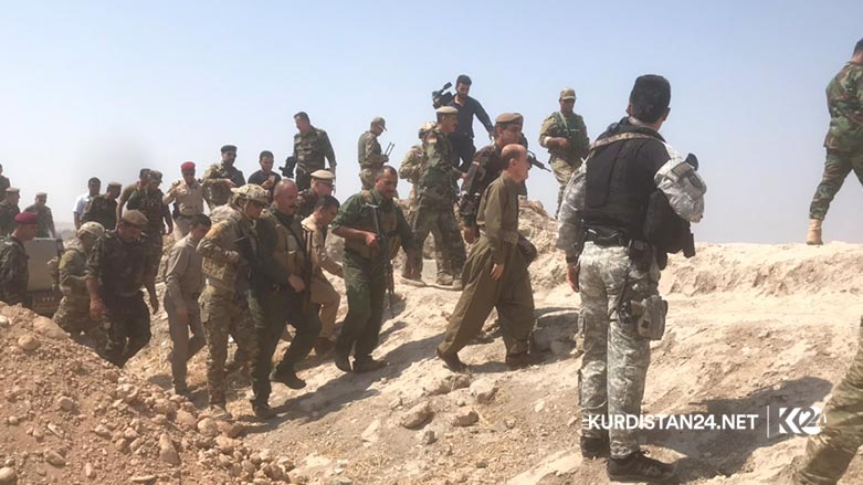 به‌ وێنه‌.. وه‌زیری پێشمه‌رگه‌ سه‌نگه‌ره‌كانی به‌رگری به‌سه‌ر كرده‌وه‌